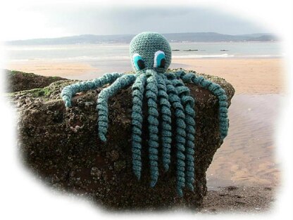OCTAVIUS OCTOPUS toy crochet pattern by Georgina Manvell