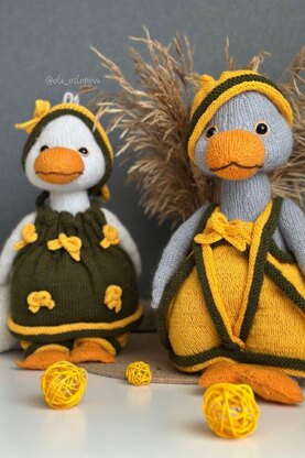 Knitting toy clothes for goose