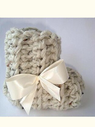 679 HAT AND BOOTIES SET