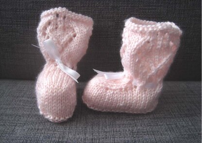 Lucia Bonnet & Booties Set (DK)