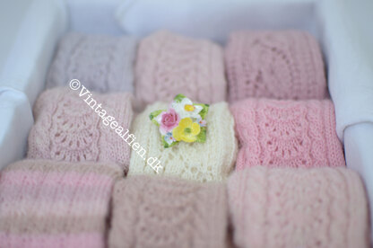 Knitted gloves for girls