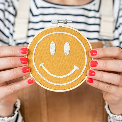 Cotton Clara Happy Face Embroidery Kit - 11cm (Yellow)