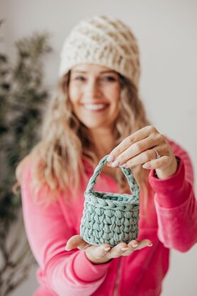 Little Organizing Basket with T-shirt yarn