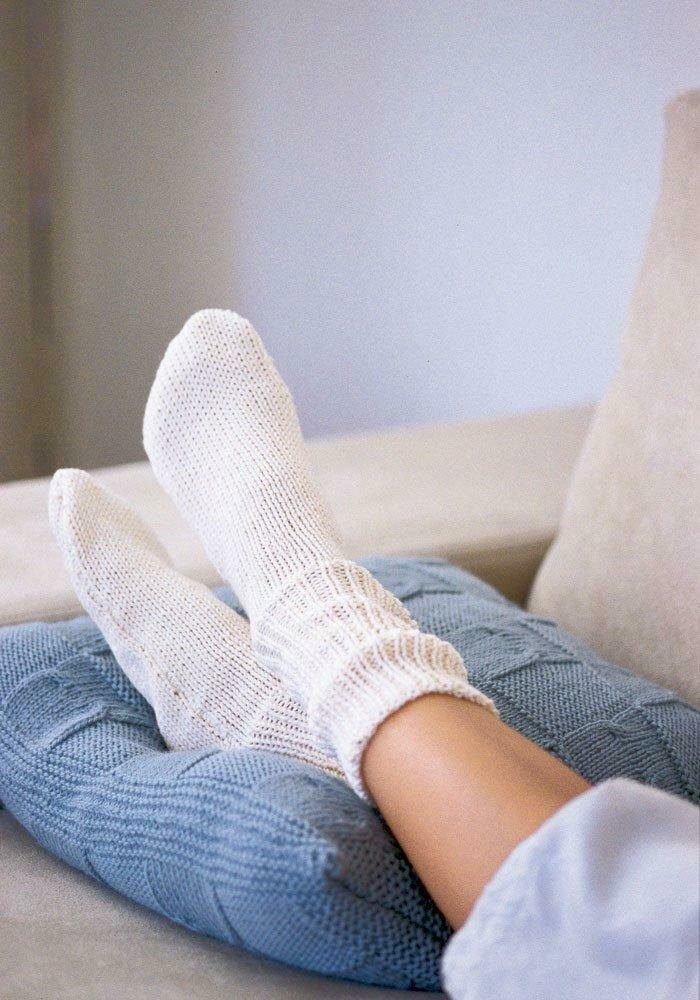 Knitting hands. Cotton Socks. Демотиватор вязаные носки. Вязанные носочки на кровати реальное фото. Socks on hands.