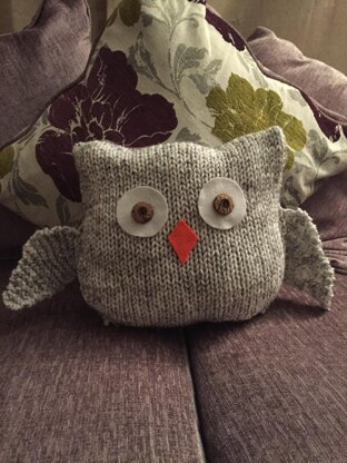 Obi The Owl Cushion Knitting Pattern.