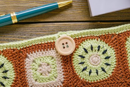 Crochet laptop / iPad / Kindle case "Juicy kiwi"