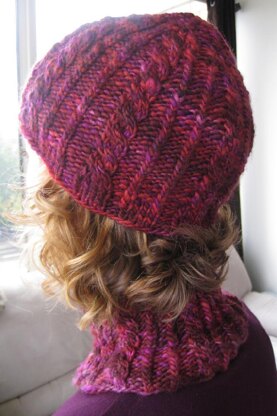 Winterberries Hat, Fitted Cowl, and Fingerless Mitts Set