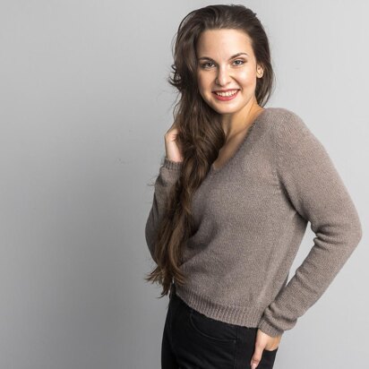 Classic alpaca sweater with V-Neck - knitting pattern