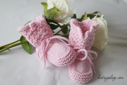 Baby booties with edge
