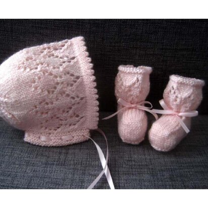 Olivia Bonnet & Booties Set (DK)