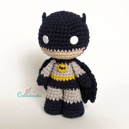 Batman and Robin amigurumi dolls - crochet patterns by Crochelandia