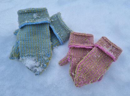 Warm children’s mittens  in twined tecnique with a foldable cuff