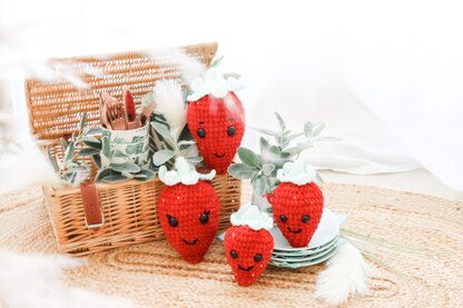 Crochet Strawberry (Fragola Family)