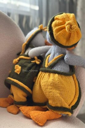 Knitting toy clothes for goose