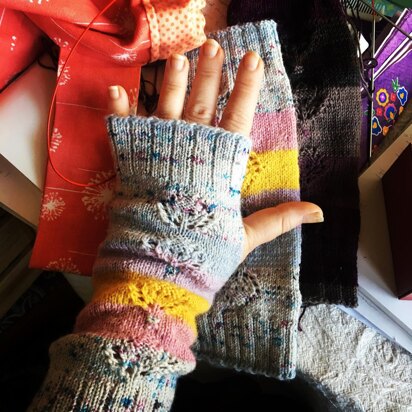 Long scrappy lace cuffs - knitting pattern