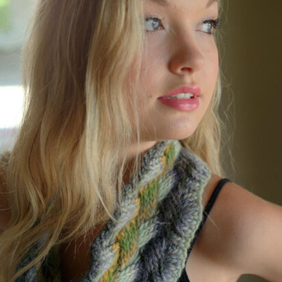 Lattice Cable Cowl in Plymouth Gina Chunky - F565