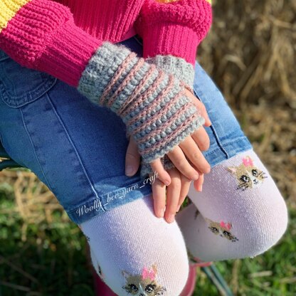 Bee cosy fingerless mitts