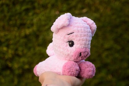 Peanut the small pig