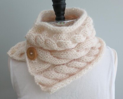 Larisa a Cowl with Three Cables