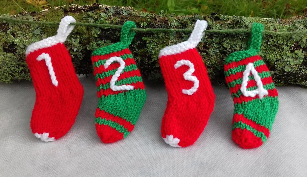 Cross-Stitch Christmas Countdown: 24 Mini Stockings (Paperback)