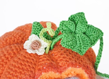 Crochet pumpkin and mice. Harvest ornament. Farmhouse decor