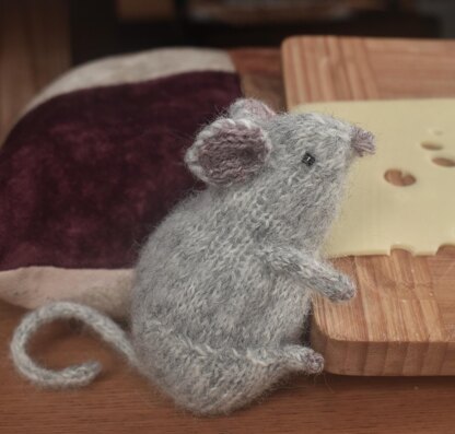 Wee Mouse Knitting Pattern