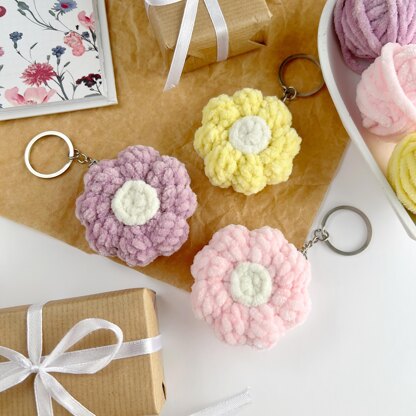 Crochet flower keyring plush Amigurumi pattern crochet bag charm Crochet car hanger