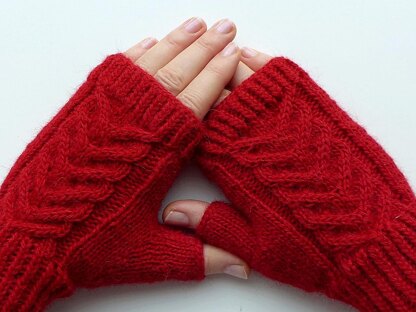 Fingerless gloves with braid