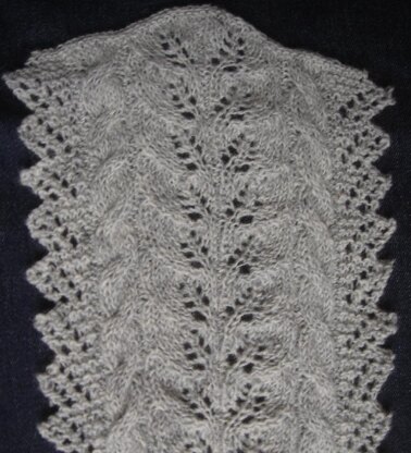 Twin Leaf and cable scarf with lacy pointed edgings