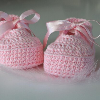 Pink baby shoes with bow