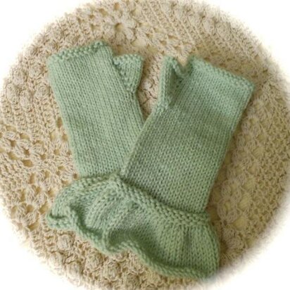 Pretty Ruffled Fingerless Gloves - knitting pattern