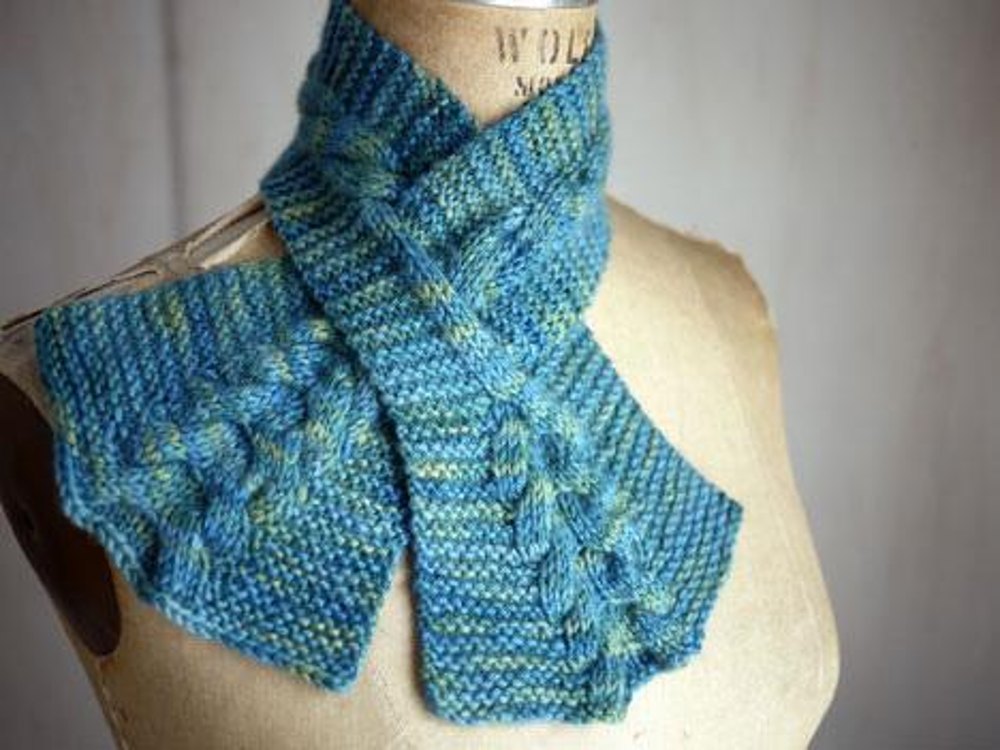 Вязание шарф петля. Шарф с петлей. Оригинальный шарф спицами. Вязаный шарф с петлей. Шарфик с петелькой.
