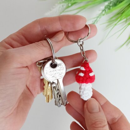 Mushroom keychain free crochet pattern, amigurumi mushroom crochet ornament