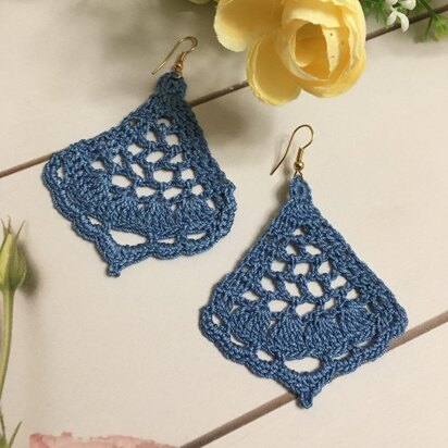 129. Dangle fan earrings