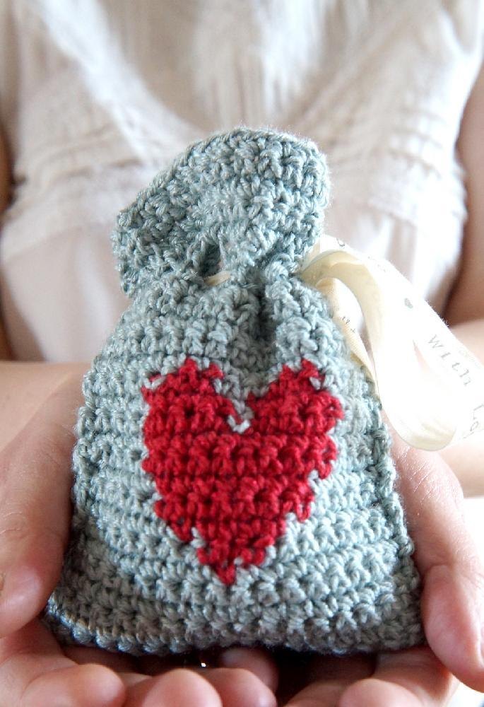 valentine crafts: crochet heart, buttons heart pillow for valentine