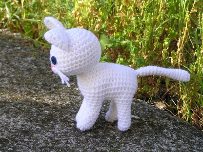 White kitty amigurumi