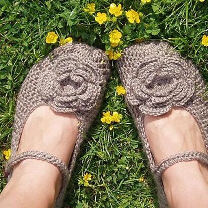 Crochet slippers with 4-layers flower