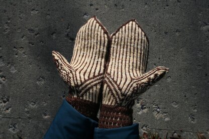 Wrought Iris Mittens