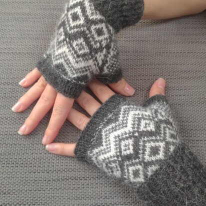 Supersoft Alpaca Geometric Mitts - knitting pattern