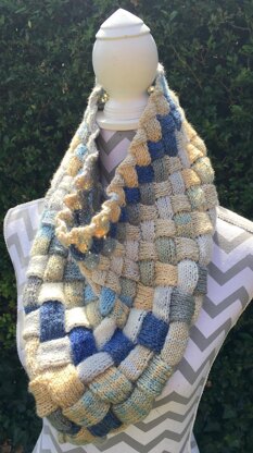 Entrelac shaped cowl