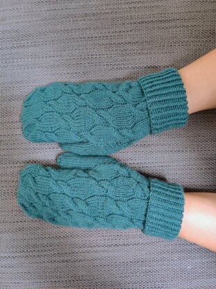 Staggered Cable Mittens