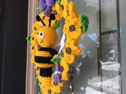 Bee Happy Wreath Crochet pattern by Lisa Kingsley | LoveCrafts