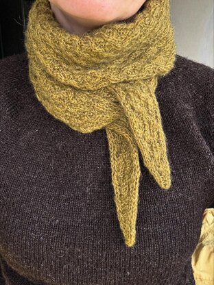 Saltash Triangular Scarflette