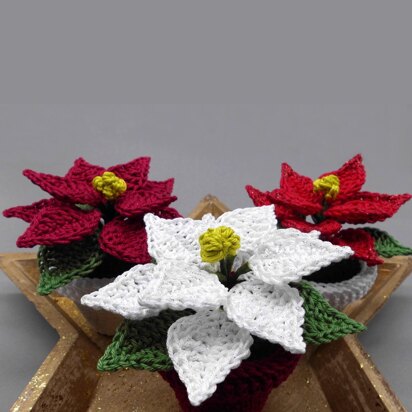 Small poinsettia in a pot - easy from scraps of yarn