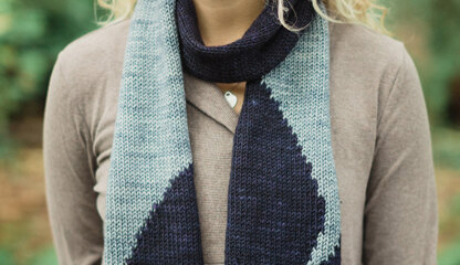 Slice Two-Colour Intarsia Scarf in SweetGeorgia Trinity Worsted - Downloadable PDF