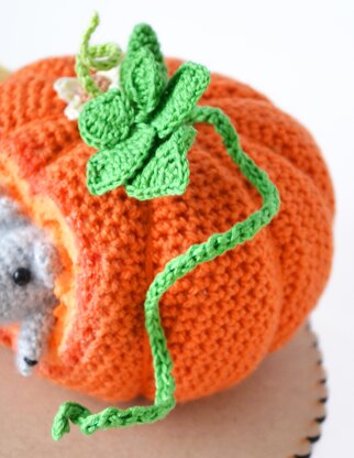 Crochet pumpkin and mice. Harvest ornament. Farmhouse decor