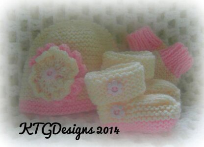 'Sandy' hat, mittens and bootees