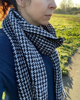 Hounds tooth fringed scarf