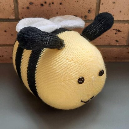 Bonnie the Bumble Bee Knitting Pattern