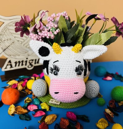 Amigurumi joyful cow vase